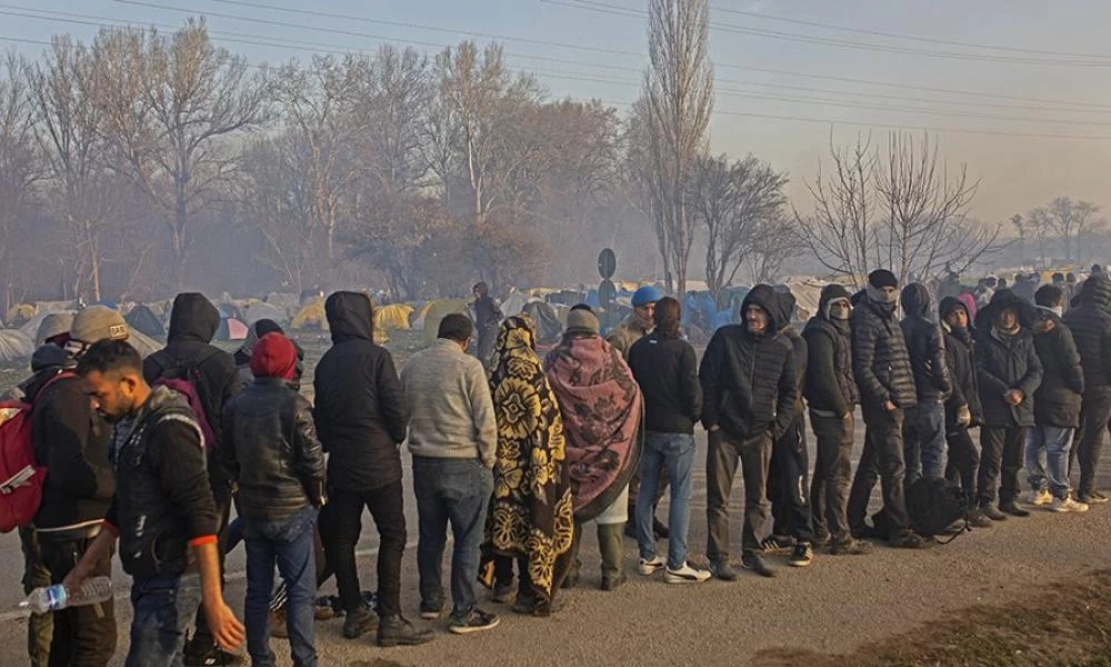 Χιλιάδες μετανάστες συγκεντρώνονται στην Α.Θράκη